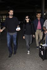 Sunny Leone snapped at airport on 28th Nov 2016 (31)_583d2598550ed.JPG
