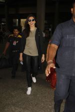 Anushka Sharma snapped at airport on 29th Nov 2016 (4)_583e705a207ed.jpg