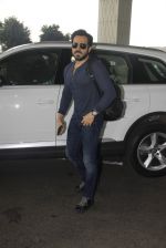 Emraan Hashmi snapped at airport on 30th Nov 2016 (29)_583fc7808a6eb.JPG