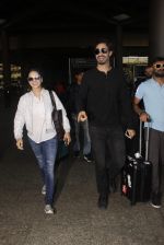 Sunny Leone snapped at airport on 30th Nov 2016 (90)_583fc8fb64cd4.JPG