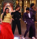 Sanjeev Kapoor, Surveen Chawla and Mudassar Khan grace the stage of COmedy Nights Bachao Taaza  (14)_584114641f0ea.jpg