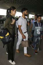 Anushka Sharma and virat Kohli snapped at airport on 2nd Dec 2016 (1)_584233d392aba.jpg