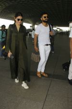 Anushka Sharma and virat Kohli snapped at airport on 2nd Dec 2016 (2)_584233d438e9b.jpg