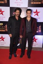 Salman Khan, Shahrukh Khan at 22nd Star Screen Awards 2016 on 4th Dec 2016 (1052)_58465e094fc7a.JPG
