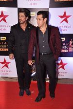 Salman Khan, Shahrukh Khan at 22nd Star Screen Awards 2016 on 4th Dec 2016 (1066)_58465e0d9be2a.JPG