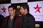 Salman Khan, Shahrukh Khan at 22nd Star Screen Awards 2016 on 4th Dec 2016 (1080)_58465e1241fcc.JPG