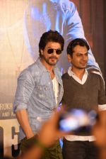 Shahrukh Khan, Nawazuddin Siddiqui at Raes trailer launch on 7th Dec 2016 (16)_58490ded6154e.JPG