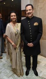 Subrat Roy with wife at Yuvraj Singh and Hazel Keech Wedding Reception on 7th Dec 2016_58490e43edcfa.jpg