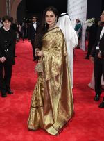 Rekha at DIFF 2016 opening Night Red Carpet on 8th Dec 2016 (86)_584a54eed8078.JPG