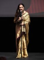 Rekha awarded at DIFF Lifetime Achievement Award (10)_584a5421cf103.JPG