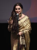 Rekha awarded at DIFF Lifetime Achievement Award (14)_584a54251a9b7.JPG