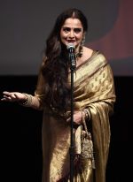 Rekha awarded at DIFF Lifetime Achievement Award (9)_584a5421011fd.JPG