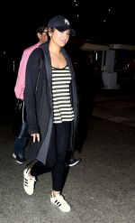 Sonakshi Sinha snapped at airport on 8th Dec 2016 (6)_584a4e146e13c.JPG