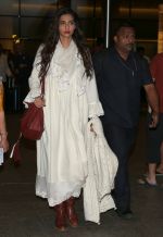Sonam Kapoor snapped at airport on 8th Dec 2016 (2)_584a4e1e2d9e2.JPG