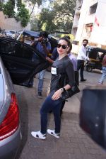 Karisma Kapoor Spotted in bandra for launch on 13th Dec 2016 (2)_5850ee783be5f.JPG