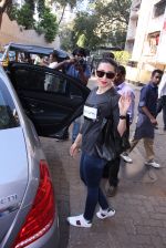 Karisma Kapoor Spotted in bandra for launch on 13th Dec 2016 (3)_5850ee7957821.JPG