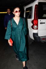 Alia Bhatt snapped at airport on 15th Dec 2016 (5)_5853ab6f2bbf7.jpg