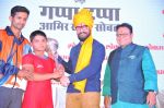 Aamir Khan felicitating the winner of Lokmat Chi Dangal competition along with Mr. Vijay Darda, Chairman, Lokmat Media in Kolhapur 1_5858c8429a28a.jpg