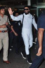 Ranveer Singh snapped at airport on 20th Dec 2016 (13)_585a296d3c71e.JPG
