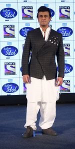 Sonu Nigam on the sets of Indian Idol on 20th Dec 2016_585a2de194ea6.JPG
