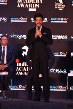 Shah Rukh Khan at a press meet to announce Indian Academy Awards on 21st Dec 2016 (15)_585b8a2c3aa47.JPG