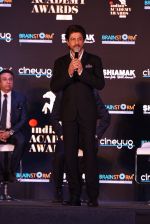 Shah Rukh Khan at a press meet to announce Indian Academy Awards on 21st Dec 2016 (16)_585b8a2d13e61.JPG
