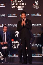 Shah Rukh Khan at a press meet to announce Indian Academy Awards on 21st Dec 2016 (18)_585b8a2e54489.JPG
