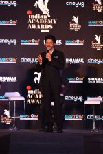 Shah Rukh Khan at a press meet to announce Indian Academy Awards on 21st Dec 2016 (19)_585b8a2eec41b.JPG