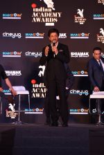 Shah Rukh Khan at a press meet to announce Indian Academy Awards on 21st Dec 2016 (20)_585b8a2f9b262.JPG