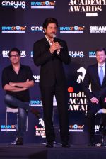 Shah Rukh Khan at a press meet to announce Indian Academy Awards on 21st Dec 2016 (23)_585b8a3159384.JPG