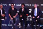 Shah Rukh Khan at a press meet to announce Indian Academy Awards on 21st Dec 2016 (44)_585b8a38b7e4f.JPG