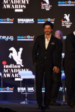 Shah Rukh Khan at a press meet to announce Indian Academy Awards on 21st Dec 2016 (62)_585b8a442cd7a.JPG
