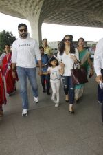 Aishwarya Rai Bachchan,Abhishek Bachchan snapped at airport on 28th Dec 2016 (81)_5864bb1c89af0.JPG