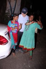 Anupam Kher snapepd with street kids on 30th Dec 2016 (10)_5867528fd0775.JPG