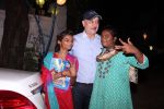 Anupam Kher snapepd with street kids on 30th Dec 2016 (12)_586752912be76.JPG