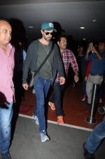 Hrithik Roshan snapped at airport on 30th Dec 2016 (17)_5867525103226.JPG
