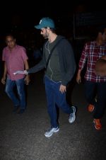 Hrithik Roshan snapped at airport on 30th Dec 2016 (18)_58675253050d0.JPG