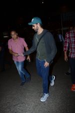 Hrithik Roshan snapped at airport on 30th Dec 2016 (20)_58675255a6edc.JPG