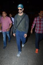 Hrithik Roshan snapped at airport on 30th Dec 2016 (24)_5867525a1d0a1.JPG