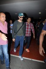 Hrithik Roshan snapped at airport on 30th Dec 2016 (32)_58675261cab37.JPG