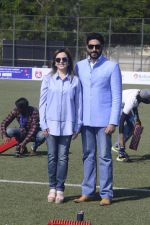 Abhishek Bachchan, Nita Ambani at national soccer finals for schools on 7th Jan 2017 (10)_58723ede95e26.jpg