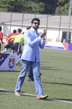 Abhishek Bachchan, Nita Ambani at national soccer finals for schools on 7th Jan 2017 (8)_58723ede0aded.jpg