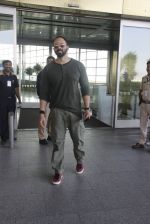 Rohit Shetty snapped at airport on 9th Jan 2017 (16)_58748042745ae.JPG