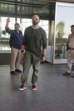 Rohit Shetty snapped at airport on 9th Jan 2017 (17)_587480432848b.JPG