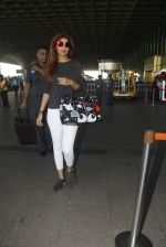 Shilpa Shetty snapped at airport on 9th Jan 2017 (28)_58748052924df.JPG