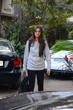 Sonam Kapoor snapped with director balki (2)_587605b484373.jpg