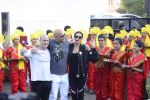 Deepika Padukone greets Vin Diesel who arrived in India on 11th Jan 2017(70)_58774aad640ee.JPG