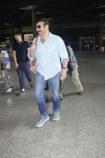 Sunny Deol snapped at airport on 16th Jan 2017 (14)_587db660baa10.jpg