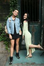 Amy Jackson at Bandra on 18th Jan 2017 (5)_58805e9549a2d.jpg