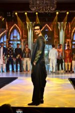 Kunal Kapoor walks for artist Suvigya Sharma show for Smile Foundation in 24k karat gold men_s wear on 18th Jan 2017 (5)_58808ce0d32d0.JPG